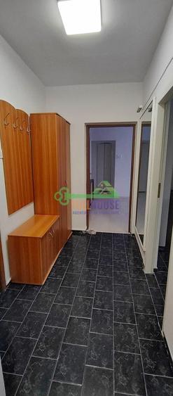 Apartament cu 3 camere semidecomandat, mobilat în Târgu Cucu