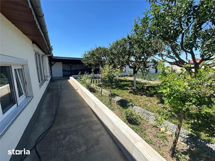 Casă cu 6 camere cu Teren 900 Mp în Vetiș