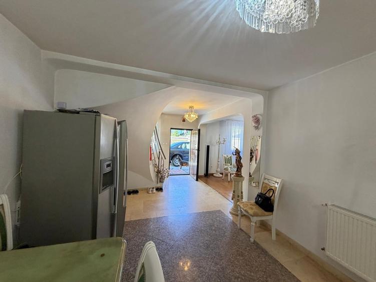 Casă cu 6 camere cu Teren 400 Mp în Fundeni