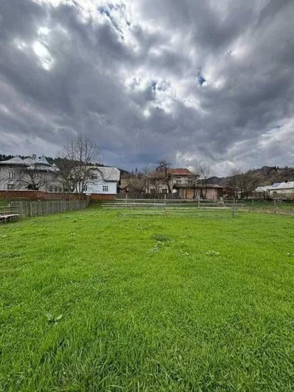 Teren de 3037 mp, în Vama