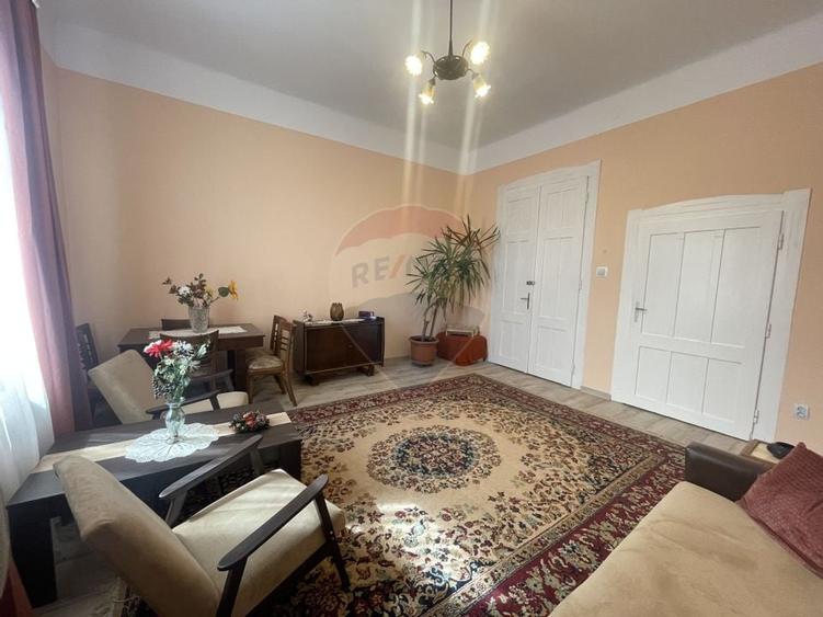 Apartament cu 3 camere semidecomandat, mobilat în Gară