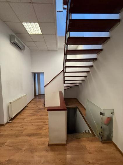 Casă individuală cu 12 camere cu Canalizare în Cotroceni