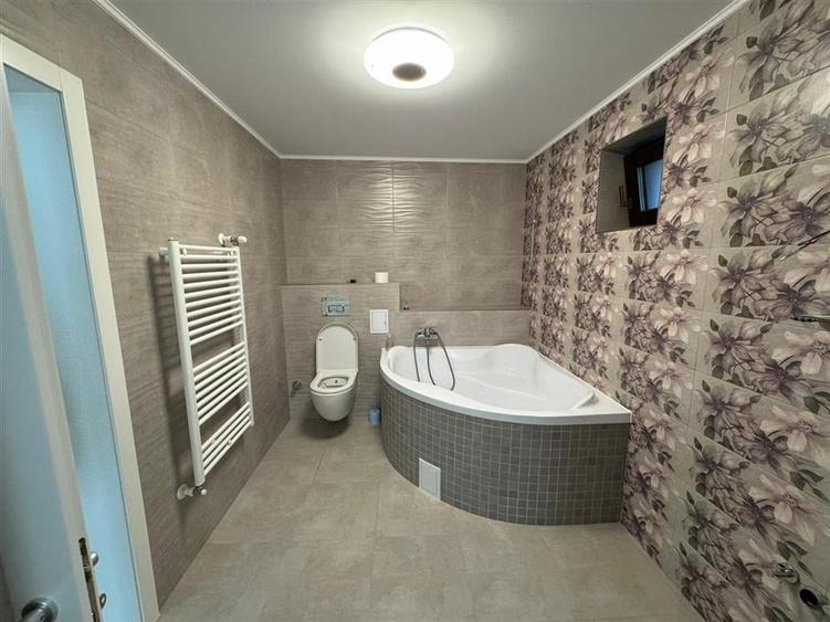Casă individuală cu 9 camere cu Canalizare în Exterior Sud