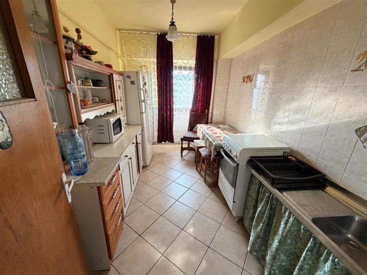 Apartament cu 4 camere decomandat în Dacia