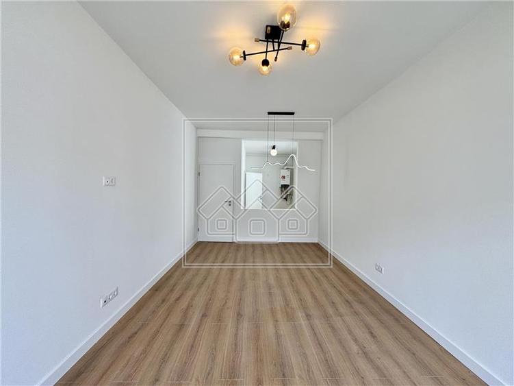 Apartament cu 3 camere decomandat în Exterior Vest