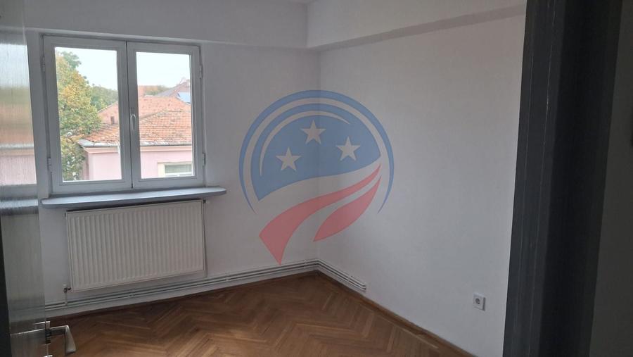 Apartament cu 4 camere decomandat în Central