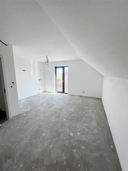 Casă cu 5 camere cu Teren 492 Mp în Cihei