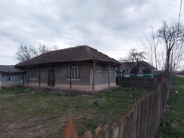 Casă cu 4 camere cu Teren 1800 Mp în Vetrișoaia