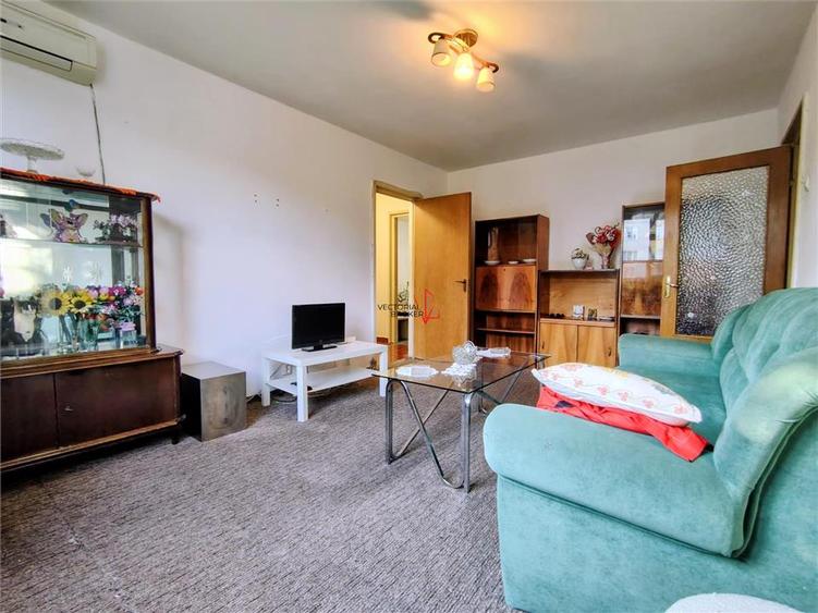 Apartament cu 3 camere semidecomandat în Titan