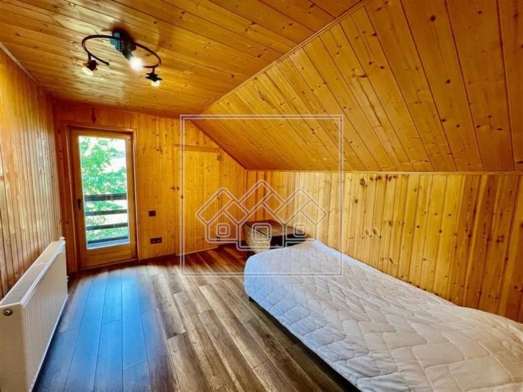 Casă individuală cu 4 camere cu Teren 2600 Mp în Central