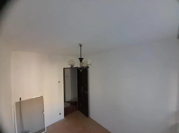 Apartament cu 3 camere semidecomandat în Mircea cel Bătrân