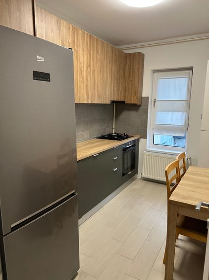 Apartament cu 3 camere decomandat în Roșu