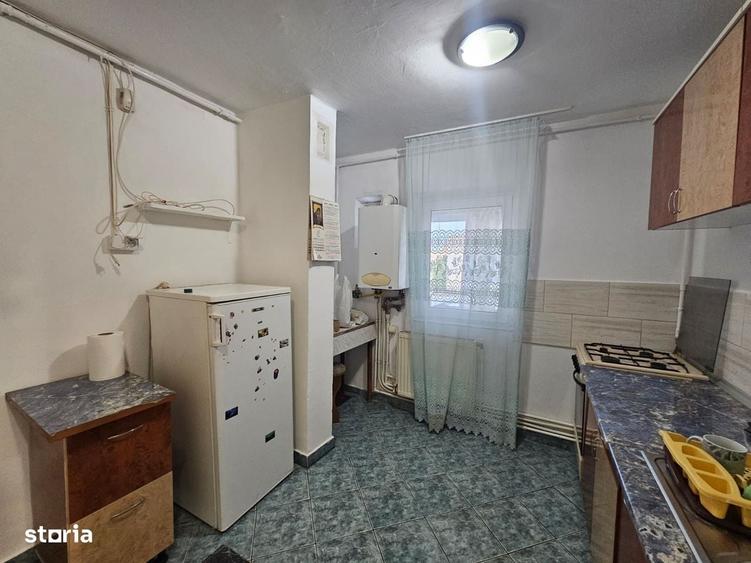 De vanzare apartament cu 2 camere, decomandat, Crisului, etaj 3 - 4