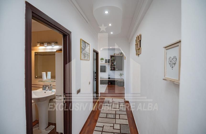 Apartament cu 3 camere semidecomandat, mobilat în Central