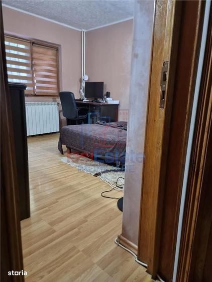 Apartament cu 4 camere decomandat în Nicolina