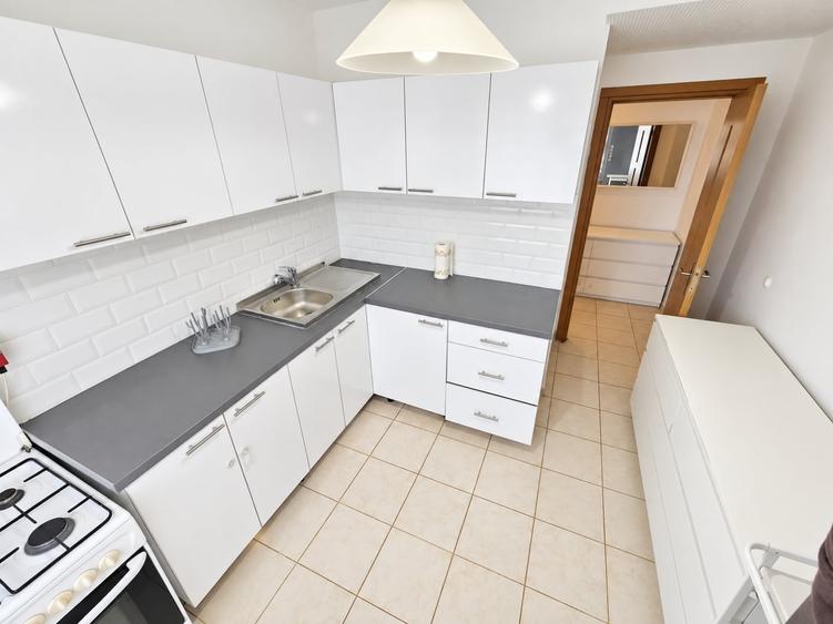 Apartament cu 3 camere semidecomandat în Baba Novac