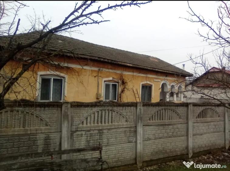 Casă cu 3 camere în Rotunda