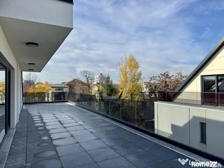Apartament cu 3 camere semidecomandat în Matei Voievod