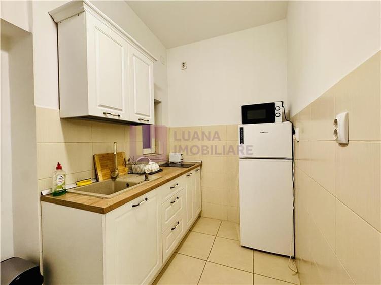 Apartament cu 3 camere semidecomandat, mobilat în Ultracentral