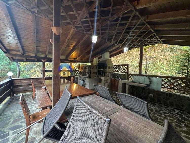 Casă individuală cu 13 camere cu Canalizare în Periferie
