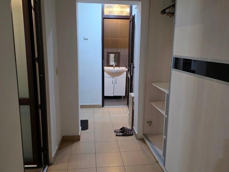 Apartament cu 3 camere semidecomandat în Berceni