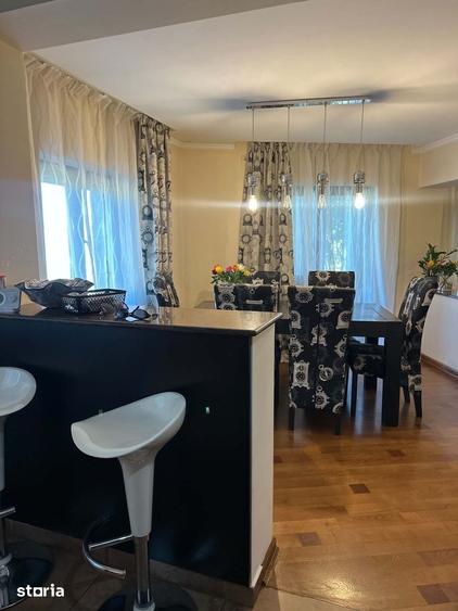 Apartament cu 5 camere decomandat în Soarelui