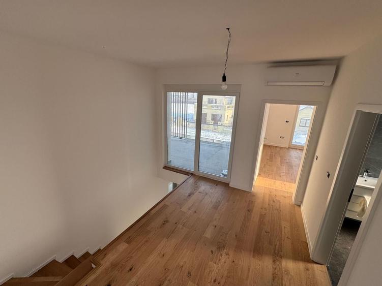 Duplex cu 5 camere cu Canalizare în Dumbrăvița