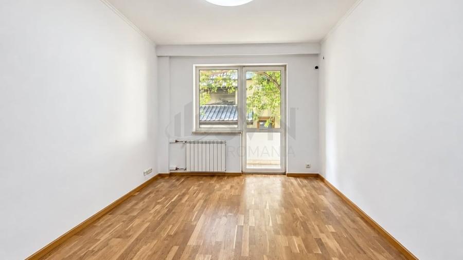 Apartament cu 8 camere decomandat în Kiseleff