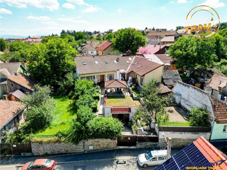 Casă cu 7 camere cu Teren 547 Mp în Central