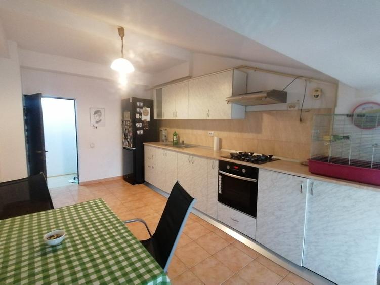 Apartament cu 4 camere decomandat, mobilat în Est