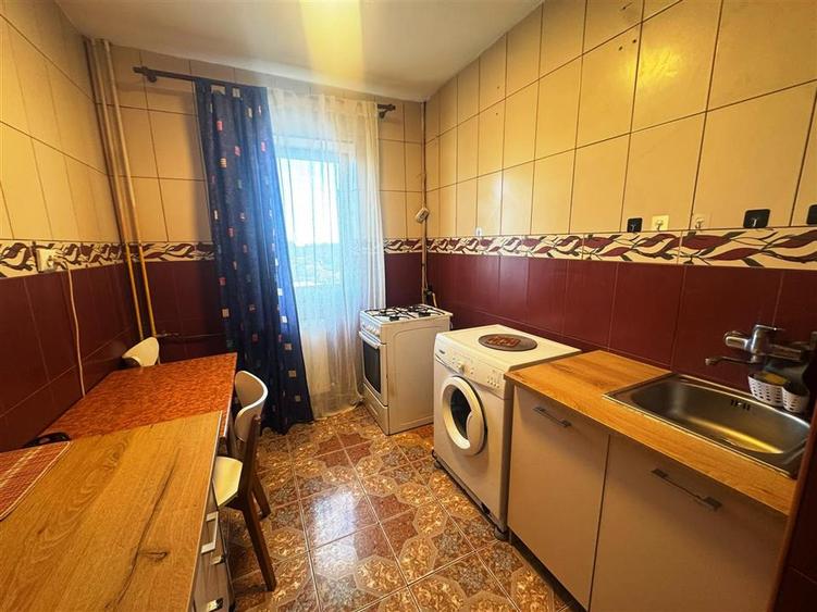 Apartament cu 3 camere decomandat, mobilat în Republicii
