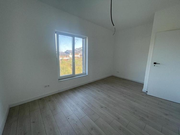 Casă individuală cu 4 camere cu Teren 250 Mp în Florești