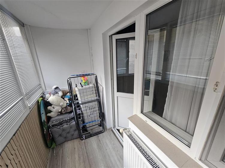 Apartament cu 3 camere decomandat, mobilat în Micro IV