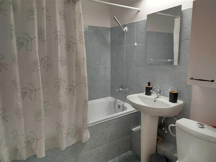 Apartament cu 2 camere decomandat, mobilat în Tei