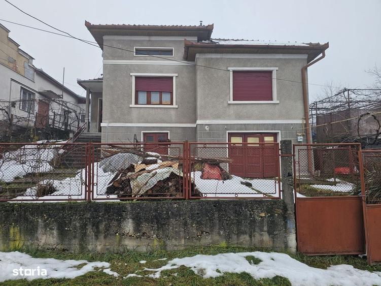Casă cu 4 camere cu Teren 999 Mp în Crângului