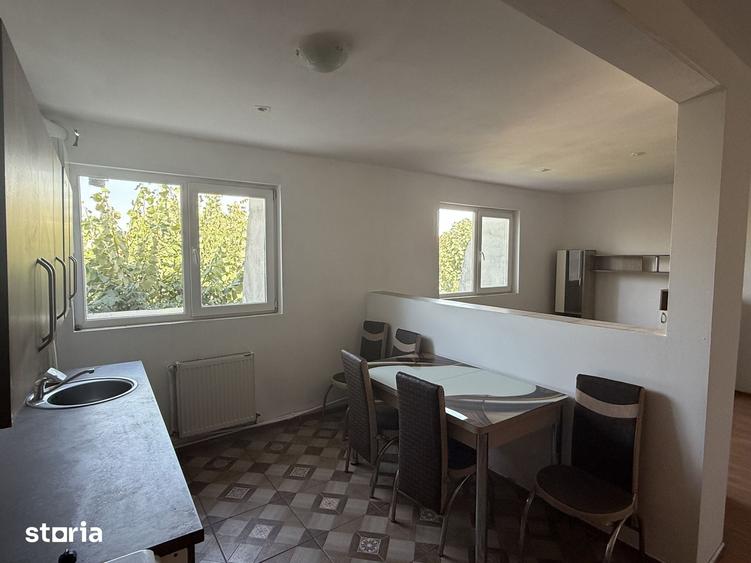 Apartament cu 4 camere decomandat în Est