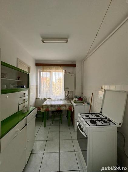 Apartament cu 3 camere semidecomandat în Zamfirescu