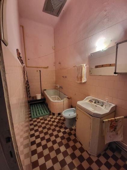 Casă individuală cu 6 camere cu Teren 489 Mp în Central