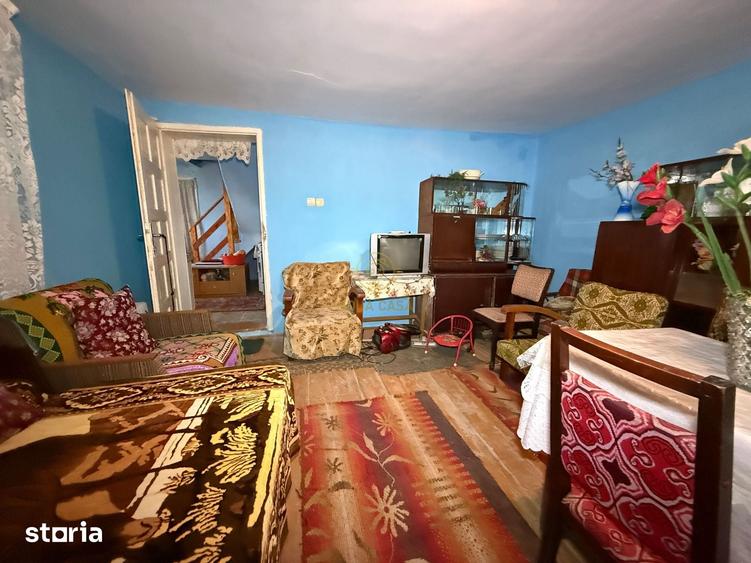 Casă cu 4 camere cu Teren 4431 Mp în Păulești