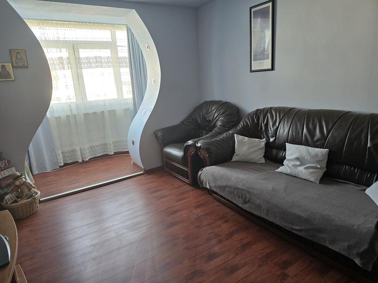 Apartament cu 3 camere semidecomandat în Central
