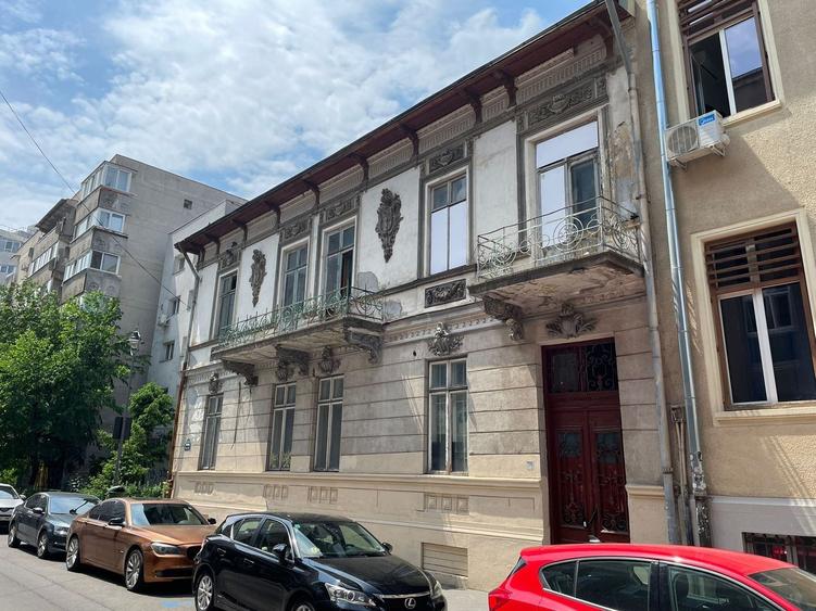 Casă individuală cu 17 camere cu Canalizare în Grădina Icoanei