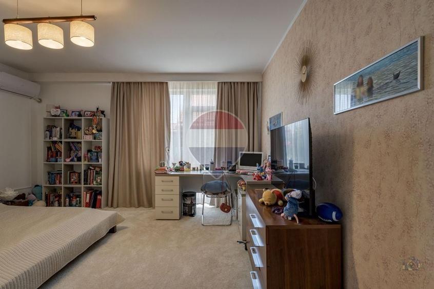 Casă individuală cu 6 camere cu Teren 492 Mp în Exterior Est