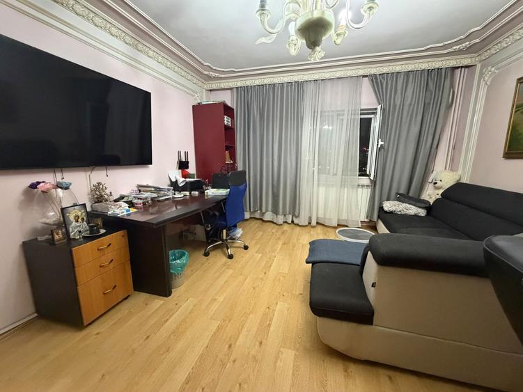 Apartament cu 3 camere decomandat, mobilat în Sebastian