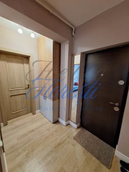 Apartament cu 3 camere semidecomandat în Florești