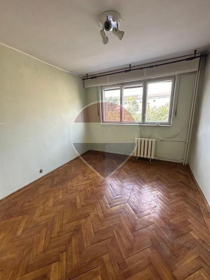 Apartament cu 3 camere decomandat în Rogerius