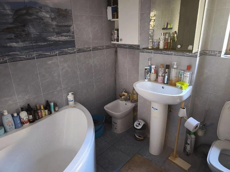 Apartament cu 3 camere semidecomandat în Valea Adâncă