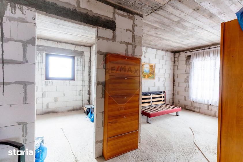Casă cu 5 camere cu Teren 1240 Mp în Cotmenița