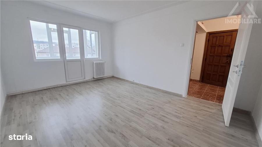 Apartament cu 3 camere semidecomandat în Alexandru cel Bun