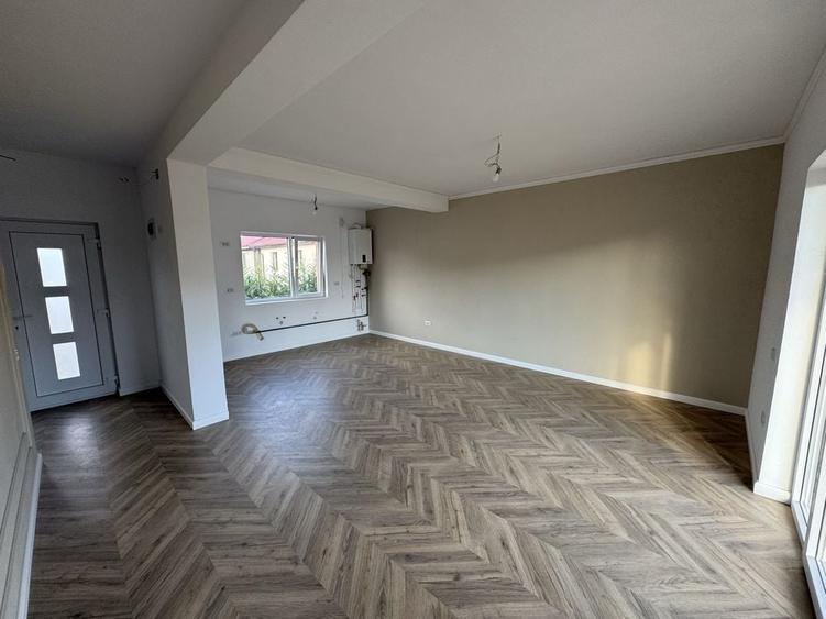 Casă cu 3 camere în Romanești