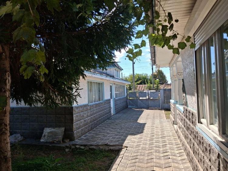 Casă cu 4 camere în Piscu